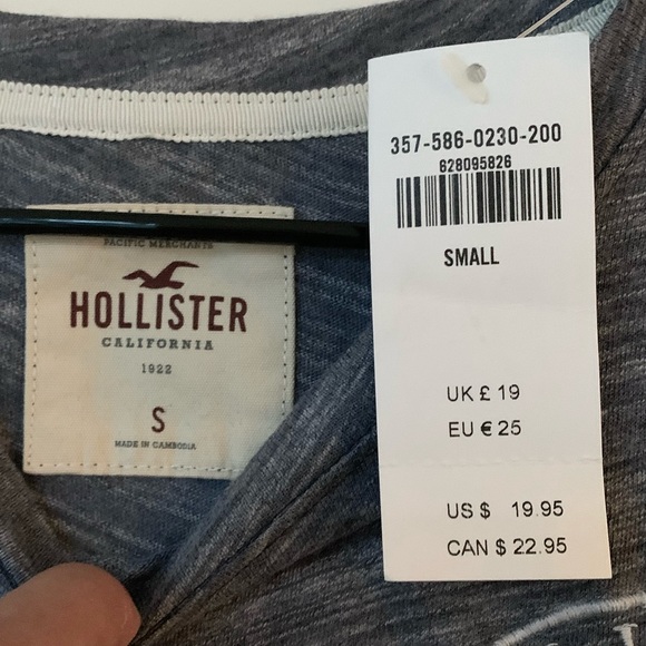FREE WITH PURCHASE 🖤 NWT Hollister Grey Crew Neck T-Shirt - Picture 3 of 4